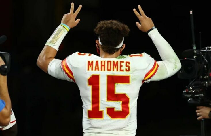 1º Patrick Mahomes: O QB dos Chiefs faz sua temporada mais 'limpa' em seus três anos como titular. Poucos turnovers, lidera em jardas aéreas e brilha com 30 touchdowns.