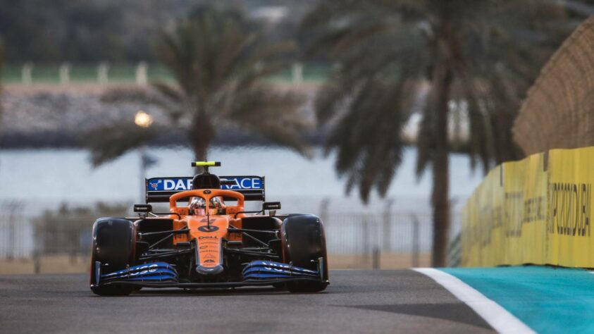 Lando Norris guia em Abu Dhabi. 