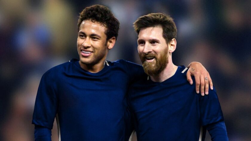 ESQUENTOU - Neymar segue tentando convencer Messi a vestir a camisa do Paris Saint-Germain na próxima temporada, segundo o “L’Equipe”. Nas últimas semanas, o brasileiro ligou para o argentino com o intuito de falar sobre as vantagens de viver na capital francesa. De acordo com as informações do jornal, nem a eleição de Laporta pode ser suficiente para a permanência do camisa 10 na Catalunha.