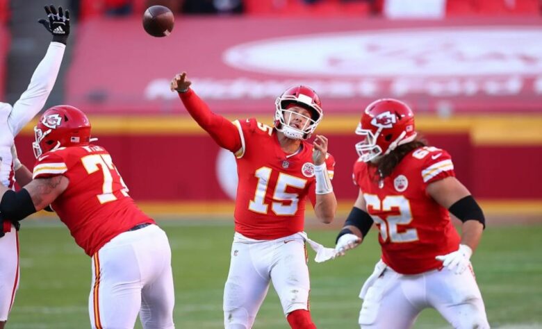 2º Patrick Mahomes (Kansas City Chiefs): O QB teve desempenhos medianos nas últimas semanas, flertando com a derrota além do normal e arriscando bastante.