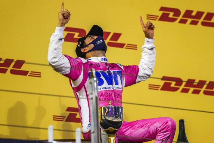 Pérez demorou dez temporadas para vencer na F1. Quais outros pilotos demoraram a subir no degrau mais alto do pódio?