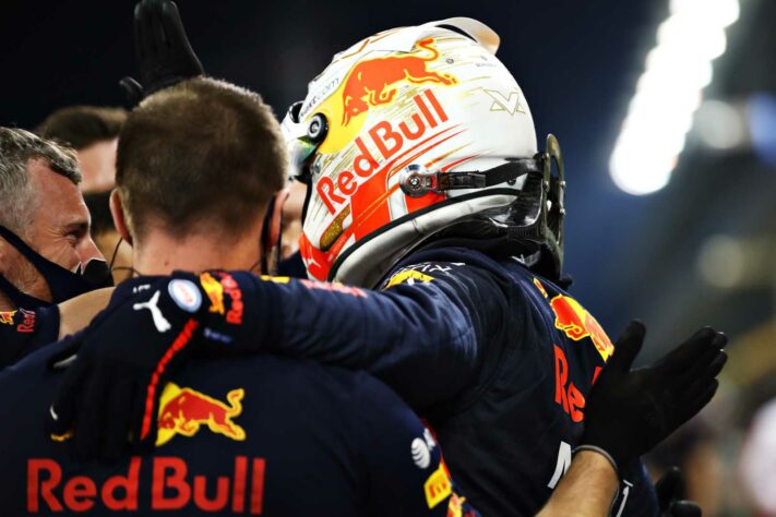 Max Verstappen comemora a conquista de uma pole improvável neste sábado em Abu Dhabi.
