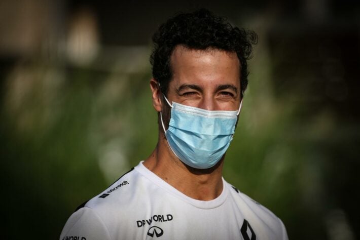 Daniel Ricciardo não esconde o sorriso nem com máscara