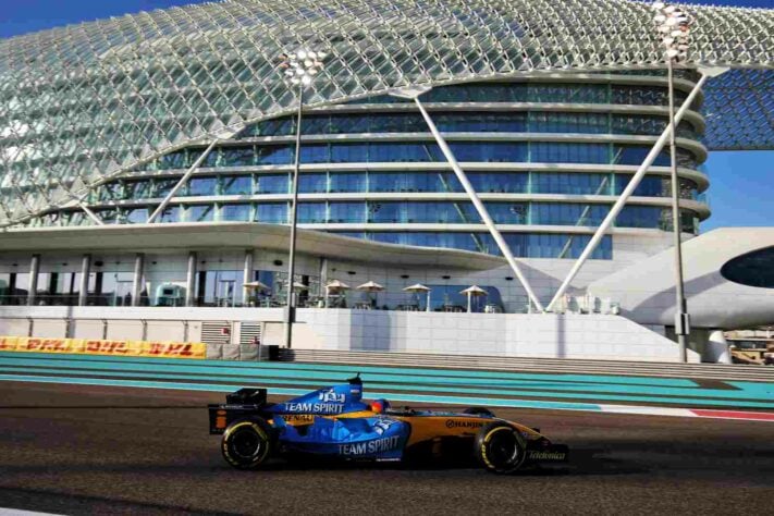 Fernando Alonso com o R25 em Abu Dhabi. 