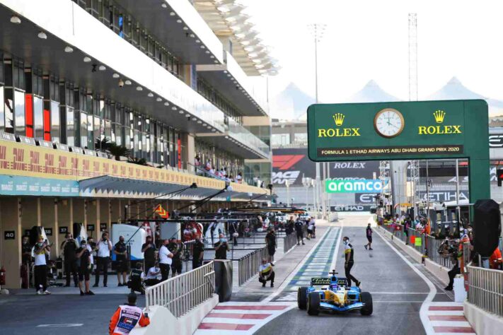 Piloto deixa o pit-lane em Abu Dhabi para a exibição especial.