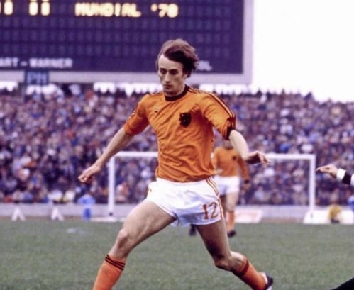 Destaque da Holanda nas Copas de 1974 e 1978 e ídolo do Anderlecht, da Bélgica, RESENBRINK morreu no dia 25 de janeiro aos 72 anos. O ex-jogador sofria desde 2012 de uma atrofia muscular progressiva.
