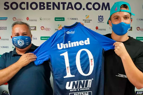 FECHADO - O São Bento acertou a contratação do Youtuber Juninho Manella, de 25 anos, pensando no Campeonato Paulista de 2021. o youtuber é filho do técnico do São Bento, Edson Vieira, e chega para um período de testes e para participar da pré-temporada antes de assinar ou não o contrato e inscrição para o Paulistão.