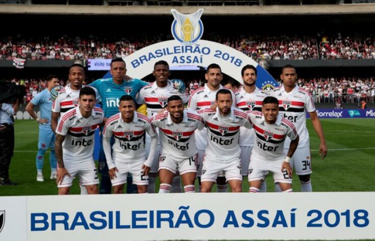 O São Paulo chegou à liderança do Campeonato Brasileiro deste ano, após derrotar o Goiás por 3 a 0, na Serrinha. Portanto, depois de dois anos, o Tricolor volta a ficar na ponta do Brasileirão. O LANCE! mostra a escalação da equipe na vitória sobre o Vasco por 2 a 1, pela 17ª rodada de 2018, última vez que o Tricolor ficou líder do Brasileiro. (Por Gabriel Santos)