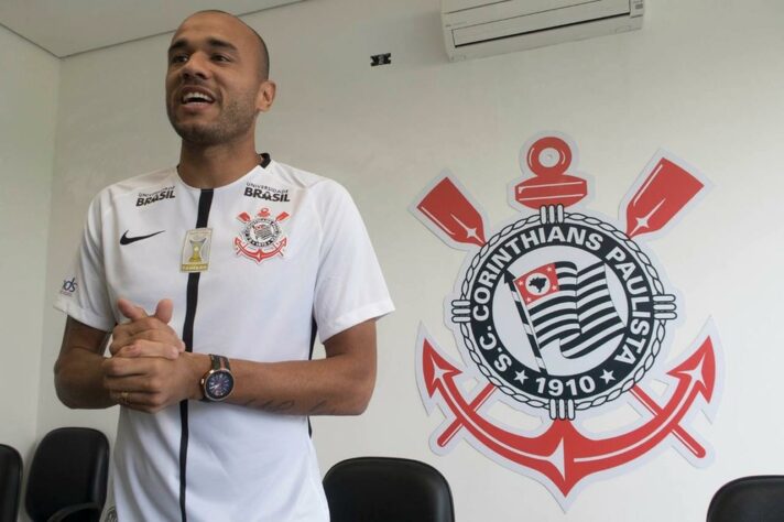 Róger - Atacante - 36 anos - Aposentou em maio de 2021 - Principais clubes: Internacional, Ponte Preta, Corinthians e Botafogo