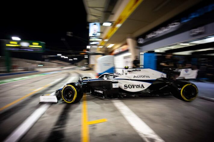 Nicholas Latifi deixa a garagem em Sakhir. 