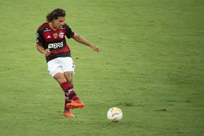 ESQUENTOU – Em busca de um volante, o Benfica pode tentar a contratação do brasileiro Willian Arão, que atua no Flamengo. A pedido do técnico Jorge Jesus, o camisa 5 rubro-negro pode receber uma proposta no mês de janeiro, quando abre a janela de transferências de inverno na Europa. A informação é do jornal "Record". 