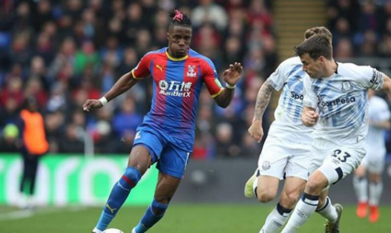 ESQUENTOU - O Milan está interessado na contratação de Wilfried Zaha, atualmente no Crystal Palace. Os italianos gostariam que o atleta se juntasse ao elenco ainda nessa temporada para dar mais força ao título italiano, segundo o "Mailsport".