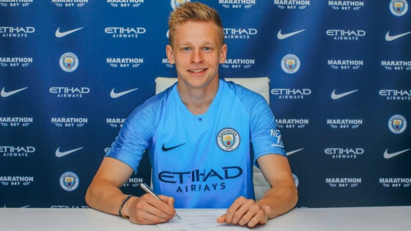 ESQUENTOU - O lateral-esquerdo Oleksandr Zinchenko pode estar de saída do Manchester City. Com pouco espaço no time comando por Pep Guardiola, o ucraniano virou alvo da Lazio e os italianos podem fazer uma proposta ainda na janela de transferências do inverno europeu.