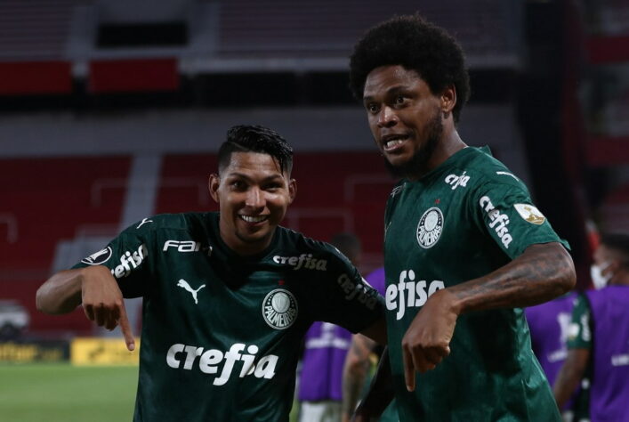 O Palmeiras derrotou com propriedade o River Plate, por 3 a 0, na noite desta quarta-feira, na Argentina, e abriu grande vantagem no duelo semifinal. Rony e Luiz Adriano, autores dos primeiros gols do Alviverde, foram os melhores do time. Confira as notas do Verdão no LANCE! (por Nosso Palestra)