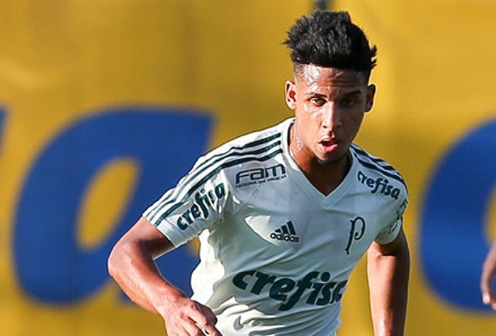 Vitinho - Palmeiras - Meia - 22 anos: Com passagem pelo Barcelona, o meia Vitinho está emprestado ao Red Bull Bragantino e é visto pela diretoria alviverde como um dos garotos que podem ser aproveitados ao longo de 2021.