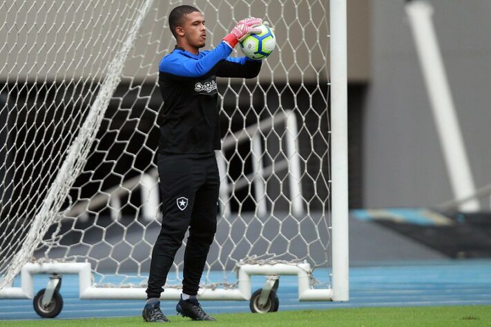 DIEGO LOUREIRO foi titular das partidas contra o Santos e o Atlético-GO. O goleiro, que se tornou titular devido às baixas de Gatito Fernández e Diego Cavalieri, sofreu cinco gols.