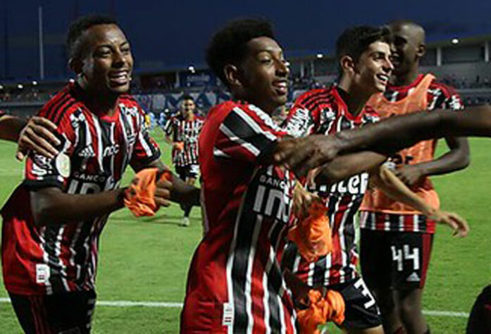 Talles - São Paulo - Meia - 18 anos: Tem contrato com o São Paulo até 31 de maio de 2023, assim como Patryck. Ele chegou ao Tricolor com 11 anos e já fez mais de 100 partidas com a camisa do clube. Também esteve na conquista do Mundial Sub-17 com a Seleção Brasileira. 