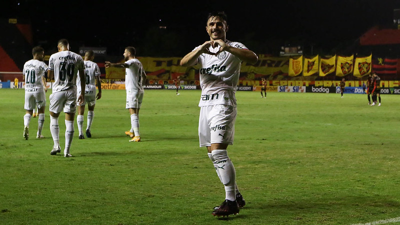 Com um time reserva, o Palmeiras foi até Recife e derrotou o Sport por 1 a 0, na noite deste sábado, pelo Campeonato Brasileiro.Willian Bigode fez o que dele se esperava na função de centroavante e marcou o gol da vitória do Verdão. Confira as notas do Palmeiras no LANCE! (por Nosso Palestra)