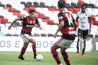 Em tarde de muito calor, o Flamengo encontrou muitas dificuldades diante do Ceará. Neste domingo, a equipe rubro-negra perdeu por 2 a 0, no Maracanã, pela 29ª rodada do Campeonato Brasileiro. O time de Rogério Ceni fez substituições questionáveis e o time não apresentou um estilo de jogo. Faltou mais determinação.