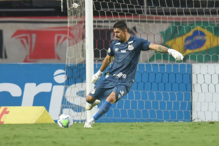 A estratégia de Cuca funcionou perfeitamente e o Santos conseguiu vencer o São Paulo, no Morumbi, por 1 a 0. No duelo, destaque para a marcação do time santista, praticamente perfeito ao anular o rival. Nos momentos em que o tricolor conseguiu chegar, João Paulo decidiu o jogo, com duas defesas brilhantes. Veja as notas do Santos no LANCE! (por Diário do Peixe)