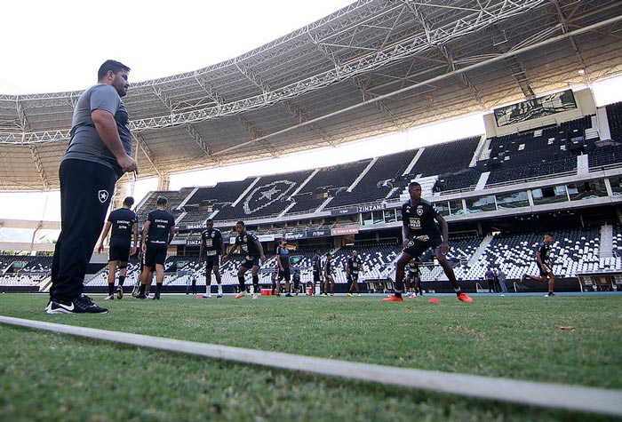 O técnico Eduardo Barroca destacou em entrevista coletiva após a derrota por 3 a 1 que o Botafogo sofreu para o Atlético-GO que já utilizou dez atletas das categorias de base do Alvinegro. O LANCE! detalha quais foram os atletas.