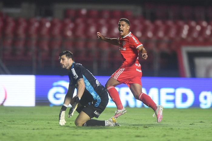 Em duelo direto pela liderança do Campeonato Brasileiro, o São Paulo foi humilhado, no Morumbi, pelo Internacional, e perdeu por 5 a 1, além de deixar a liderança para os gaúchos . Veja as notas do LANCE! para o Tricolor na partida e os pontos positivo e negativo do Colorado. (por Redação São Paulo)