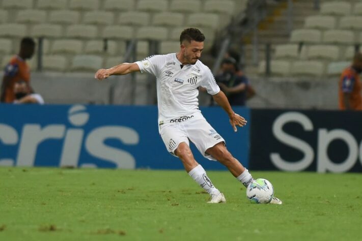 O Santos fez um primeiro tempo razoável e poderia até ter saído de campo vencedor se Jean Mota (foto) não tivesse desperdiçado uma cobrança de pênalti. O lance fez o Fortaleza crescer no jogo e engolir o Peixe na segunda etapa, para vencer por 2 a 0 no Ceará. Confira as atuações do Santos na partida (por Diário do Peixe). 