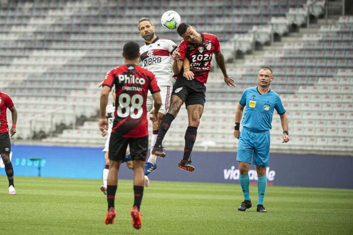 Com chance de assumir a vice-liderança, o Flamengo decepcionou. Em atuação coletiva ruim, o clube foi derrotado pelo Athletico-PR por 2 a 1 e viu o líder Inter aumentar a distância na ponta. Confira as notas! (Por Núcleo Flamengo - reporterfla@lancenet.com.br)