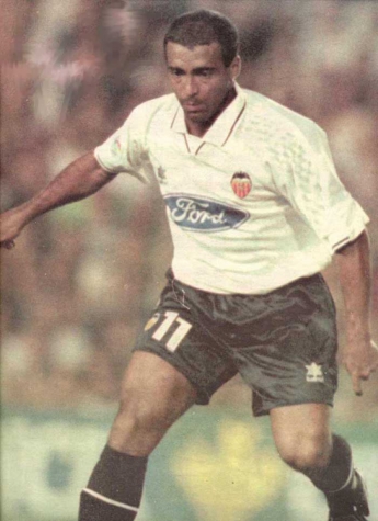 Em 1996, o atacante Romário se desentendeu com o treinador Luis Aragonés, no Valencia. Quando descobriu que não seria relacionado para a partida contra o Bayern de Munique pela Copa da Uefa, o Baixinho veio a público e ameaçou deixar o clube. 