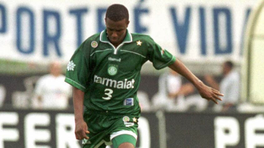 8 - Roque Júnior teve duas passagens pelo Verdão: de 1995 a 2000 e, depois, esteve no plantel em 2008. Ao todo, foram 16 gols marcados.