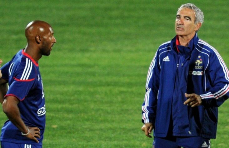 Na Copa do Mundo de 2010, o atacante Anelka se irritou depois da derrota por 2 a 0 para o México. O ex-atacante xingou Raymond Doménech, então treinador da França. O jogador foi expulso da concentração na África do Sul e a seleção francesa caiu na fase de grupos do torneio.