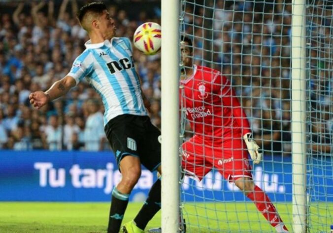 Cristaldo é atacante do Racing-ARG.