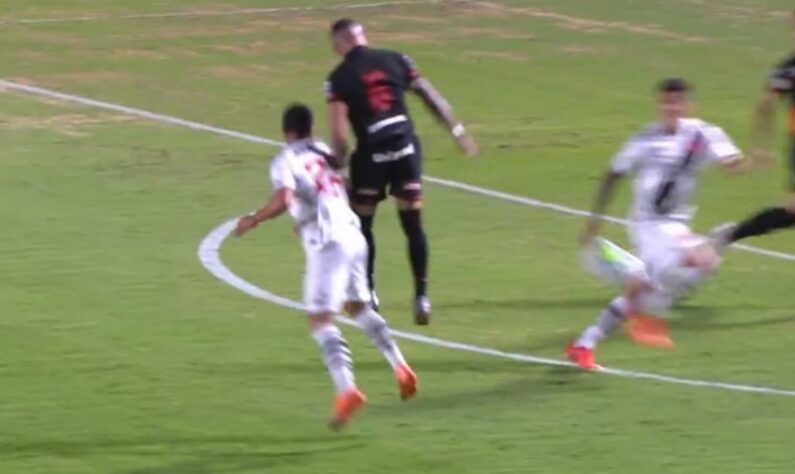 No estádio Antônio Accioly, Vasco e Atlético-GO empataram por 0 a 0 em partida válida pela 28º rodada do Brasileirão. Com o resultado, o Cruz-Maltino deixou a zona de rebaixamento e soma 29 pontos, enquanto o Dragão entra na briga por uma vaga na Copa Sul-Americana. Confira as notas da equipe vascaína (por Felipe Melo - felipeeduardo@lancenet.com.br) 