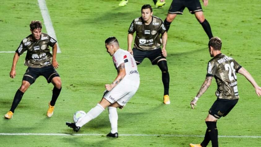 São Paulo e Coritiba empataram em 1 a 1, na noite desse sábado (23), no Morumbi, pela 32ª rodada do Campeonato Brasileiro. Luciano abriu para o time da casa e Sarrafiore saiu do banco para empatar para o Coxa. Com o resultado, o Tricolor perdeu a chance de recuperar a liderança.  Confira as notas do São Paulo! (por Redação SP)