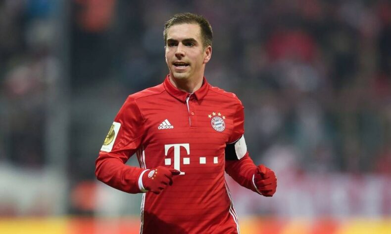 Philipp Lahm (titular): pendurou as chuteiras aos 33 anos após afirmar que não tinha mais condições de atuar em alto nível e surpreendeu a todos com uma aposentadoria considerada precoce por se tratar de uma lenda da seleção alemã.