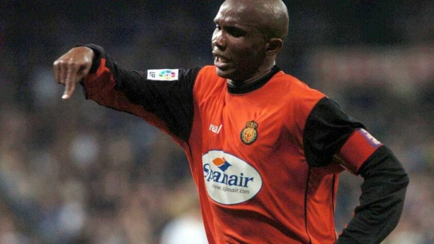 No Campeonato Espanhol de 2000, após ser substituído durante um jogo do Mallorca, o atacante Samuel Eto’o se revoltou com o treinador Luis Aragonés. Ao sair de campo, o camaronês jogou uma garrafa de água no chão. O comandante, então, foi até o banco cobrá-lo e o agarrou pela camisa. 