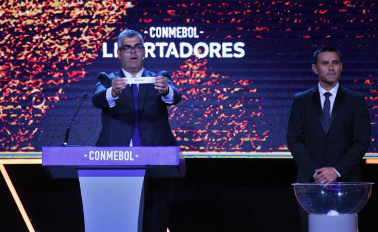 O sorteio dos grupos da Copa Libertadores 2021 vai acontecer nesta sexta-feira (9), a partir das 13h (de Brasília). Os potes foram definidos de acordo com o ranking da Conmebol. Importante destacar que clubes do mesmo país não podem se enfrentar na fase de grupos, à exceção daqueles que vêm da fase prévia. Veja em qual pote está cada time classificado!