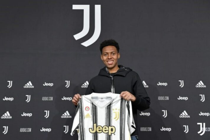 FECHADO - Nesta quinta-feira, 28, a Juventus e o Olympique de Marselha anunciaram uma troca de jogadores. O atacante francês Marley Aké jogará no time italiano, enquanto o meio-campista Franco Tongya jogará no time francês.