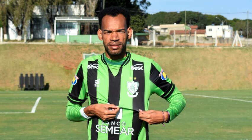 Anderson (América-MG): Zagueiro do Coelho, Anderson se destaca pela precisão de passes e também contribuiu no ataque com três gols. Além disso, tem um aproveitamento positivo em disputa de bolas. 