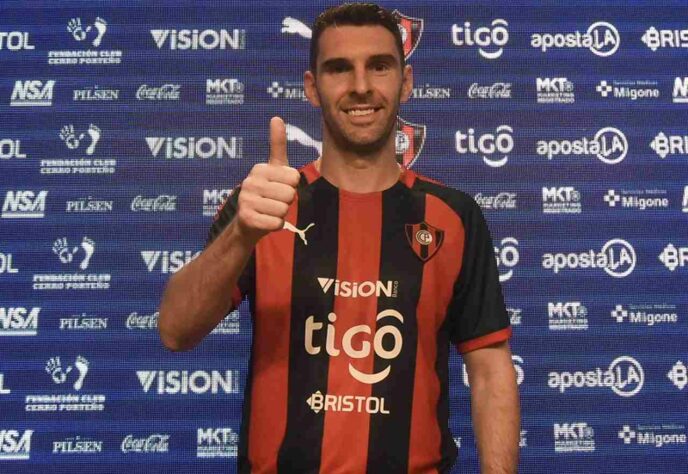 FECHADO - Depois de negociar Diego Churín com o Grêmio e ver Nelson Valdéz encerrar sua passagem no clube, o Cerro Porteño foi ao mercado e contratou um nome conhecido do público brasileiro: Mauro Boselli.