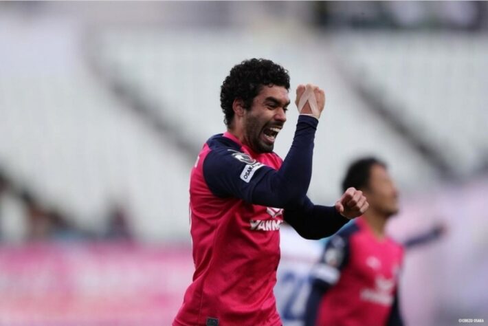 FECHADO - O atacante Bruno Mendes já tem destino certo para a temporada 2021. Depois de dois anos de destaque atuando pelo Cerezo Osaka, o brasileiro continuará no Japão e vestirá a camisa do Avispa Fukuoka, time que conquistou o acesso ao acabar a J-League 2 em segundo lugar. Emprestado pelo Maldonado, do Uruguai, o contrato de Bruno terá a duração de um ano. A apresentação ao novo clube acontecerá após a quarentena obrigatória de 14 dias.