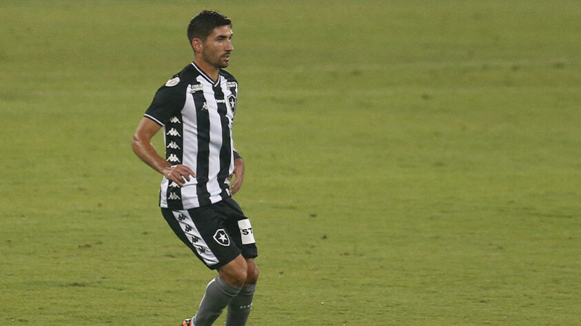 FECHADO - O Botafogo tenta resolver o futuro de Federico Barrandeguy. Fora dos planos do treinador Marcelo Chamusca, o lateral-direito não recebeu interesse formal de nenhum clube até agora. Por isto, o Alvinegro ofereceu, nos últimos dias, um acordo para rescindir o vínculo do defensor, mas o uruguaio recusou.  O LANCE! apurou que o jogador deu uma resposta negativa para a diretoria do Botafogo por acreditar que ainda pode agregar ao elenco e querer mais tempo de jogo. Barrandeguy quer recuperar espaço no plantel do clube de General Severiano.