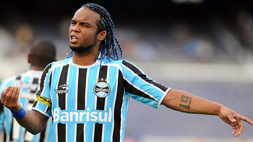 Carlos Alberto - Grêmio - Chegou para ser um dos líderes do meio-campo gremista, mas não foi bem dentro de campo e foi pivô de algumas discussões no Imortal.