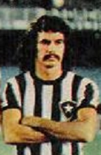 CARLOS ROBERTO vem em seguida. O volante disputou 440 partidas com a camisa do Glorioso e venceu a Taça Brasil de 1968 e três Cariocas.