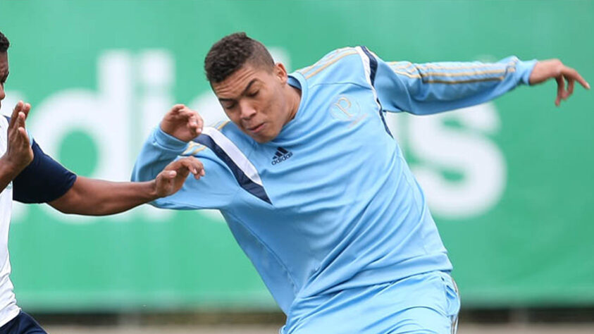 Carlos Vinícius - Antes de se destacar no futebol português e se transferir para o Tottenham, Carlos Vinícius atuou no Palmeiras, como zagueiro. Ele não foi aproveitado no elenco profissional. Depois de ser dispensado, ele foi para a Caldense.