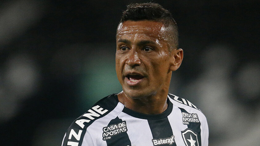  O vínculo do meia Cícero com o Botafogo chegou ao fim após o término do Campeonato Brasileiro de 2020 e não foi renovado. Ele lidera a lista de dispensa do Botafogo.