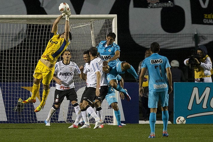 Semifinais da Liberta - Santos 0 x 1 Corinthians (13/6/2012) e Corinthians 1 x 1 Santos (20/6/2012) - Ainda iniciando sua história no clube, foi decisivo nas semifinais contra o Peixe, mas principalmente na ida, na Vila Belmiro, que acabou definindo a vaga na final.