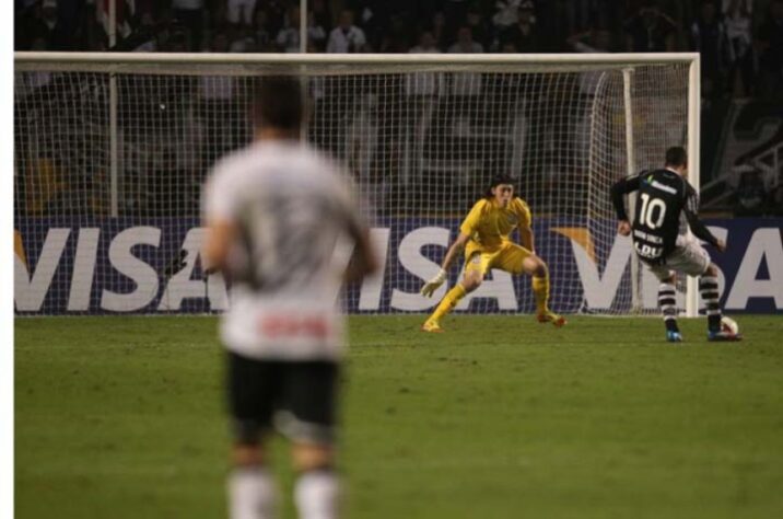 Decisivo e defesa histórica - Corinthians 1 x 0 Vasco - 16/5/2012 - Quartas de final da Libertadores - Em seu quinto jogo, já com algumas grandes defesas nas costas, fez seu primeiro milagre, ao desviar, com a ponta dos dedos, finalização de Diego Souza, cara a cara, que poderia ter sido o gol da classificação vascaína.