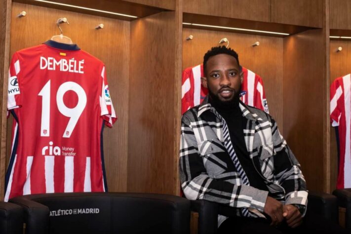 FECHADO - O atacante francês Moussa Dembelé, de 24 anos foi anunciado pelo Atlético de Madrid como reforço para o resto da temporada nesta quinta-feira. O jogador pertence ao Lyon, e foi emprestado ao time espanhol por um ano.