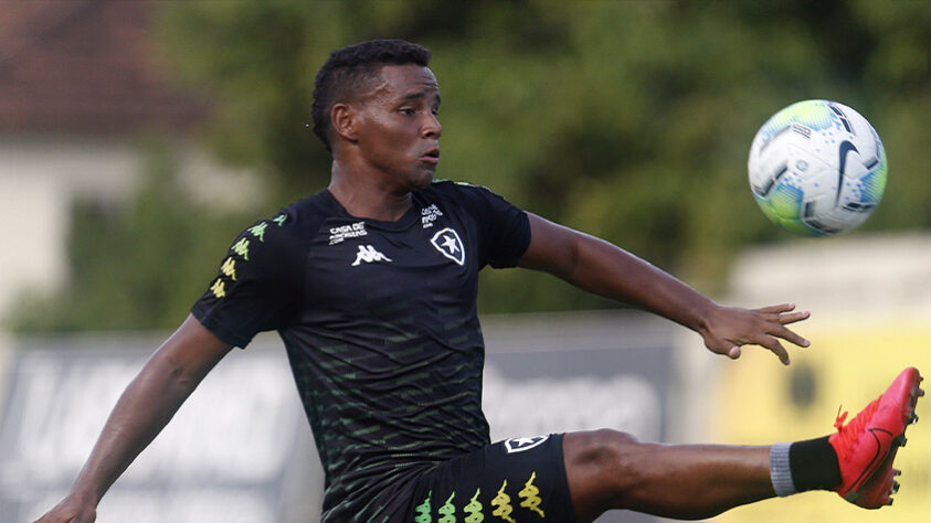 ÉBER BESSA entrou no decorrer de duas partidas do Botafogo. Foram 26 minutos no revés por 2 a 1 para o Colorado e outros 20 minutos em campo na amarga derrota para o Coritiba.